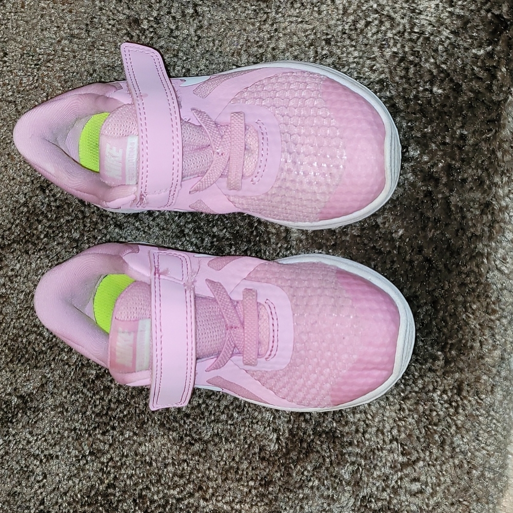 NIKE GIRLS REVOLUTION 4 SNEAKER SZ-9